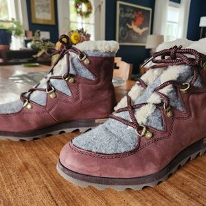 Sorel Women's 8 Sneakchic Alpine bootie in cattail red.